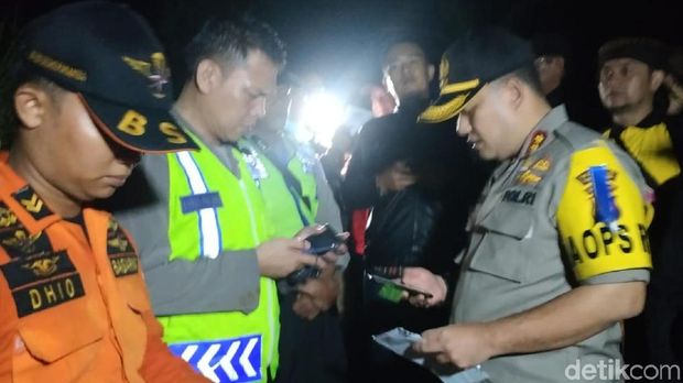 Kapolres Kabupaten Sukabumi AKBP Nasriadi mengatakan proses evakuasi korban longsor di Desa Simaresmi masih dilanjutkan