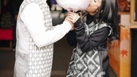 Nggak kalah romantis, sepupu Raffi Ahmad ini mengajak Tarra makan gulali bareng. Saking besarnya gulali, mereka sepertinya nggak saling lihat ya hihi. Foto: Instagram gyaps