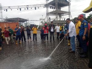 Anies Cek Pembersihan Monas Usai Perayaan Tahun Baru