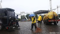 Petugas membersihkan kawasan Monas yang semalem digunakan perayaan tahun baru.