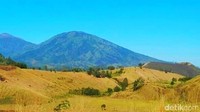 Ada beberapa bukit berbentuk kerucut berketinggian sekitar 200 meter. Di tengah puncak bukit itu terdapat lubang menganga yang dulunya kaldera (Chuk Shatu W/detikTravel)