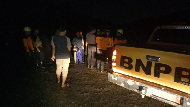 TPST Cilowong Serang Longsor, Dua Warga Dilaporkan Hilang