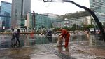Membersihkan Sisa Sampah di Kawasan Bundaran HI