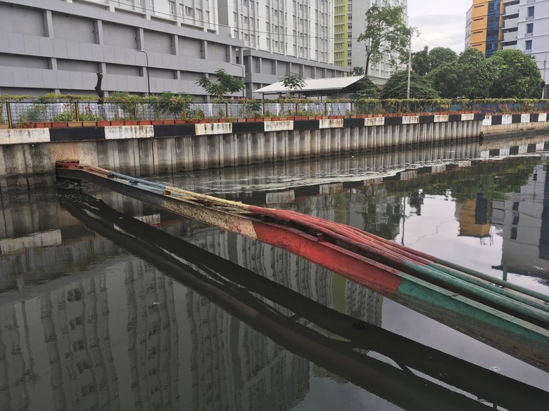 Terbawa Arus, Busa Tebal di Kali Item Kemayoran Mulai Hilang Terbawa Arus, Busa Tebal di Kali Item Kemayoran Mulai Hilang