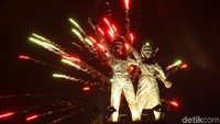Monumen Selamat Datang terlihat sangat dramatis dengan latar belakang kembang api.