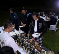 Lewati Pergantian Tahun, Jokowi Nikmati Wedang Ronde Hingga Bakmi