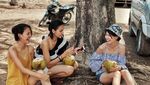 Pose Manis Anggika Bolsterli Saat Menikmati Es Krim hingga Kelapa Muda