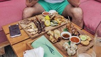 Ada ribs, daging steak, sosis, jagung, hingga aneka siomay dan sate yang jadi menu makan siang mewah dan meriah ala Roy Ricardo. Foto: Instagram @royricardo