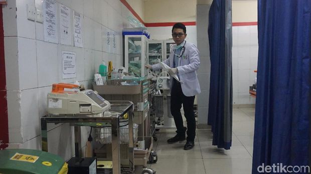 Seorang dokter sedang bersiap menangani pasien.