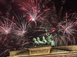 Warna-warni Kembang Api di Malam Pergantian Tahun