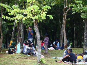 Musim Liburan, Penjual Pernak-pernik di Monas Meningkat