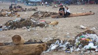 Perayaan malam tahun baru di Pantai Kuta menambah volume sampah yang berserakan bercampur dengan sampah yang terdampar akibat cuaca. ANTARA FOTO/Nyoman Hendra Wibowo.