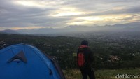 Ada juga sekelompok orang yang membawa tenda. Mereka menunggu terbitnya sang surya sejak dini hari.