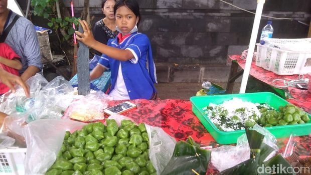 Berkah Tahun Baru, Penjual Klepon di Pantai Sanur Laris Manis
