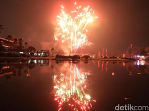 Meriahnya Pesta Kembang Api Tahun Baru 2019 di TMII