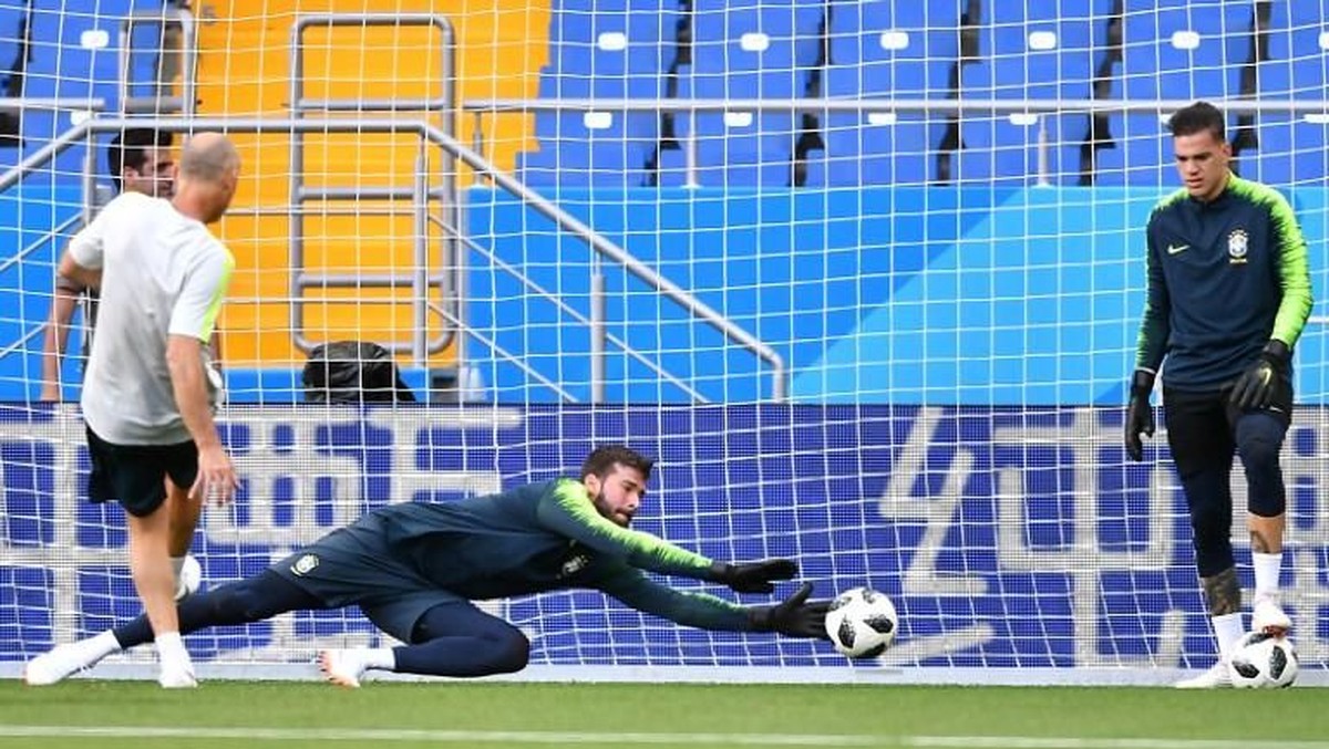 Alisson dan Ederson saat bersama-sama di Timnas Brasil. (Foto: Joe Klamar/AFP)