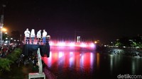 Wali Kota Semarang, Hendrar Prihadi bersama wakilnya Hevearita Gunaryanti Rahayu serta Sekda Provinsi Jawa Tengah, Sri Puryono terlebih dulu meresmikan Semarang Bridge Fountain sekitar pukuk 21.00 WIB.  (Foto: Angling Adhitya Purbaya/detikcom)