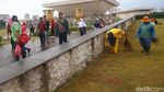 Semangat! Petugas Kerja Keras Bersihkan Monas Usai Perayaan Tahun Baru