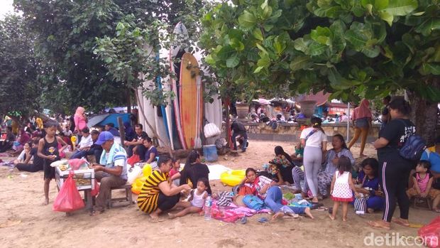 Libur Tahun Baru, Pantai Sanur Ramai Wisatawan