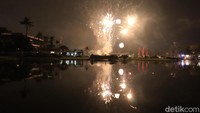 Ketika jarum jam menunjukkan pukul 00.00 WIB, suara terompet pun makin nyaring membahana di TMII. Kembang api menyala lebih meriah lagi (Randy/detikTravel)