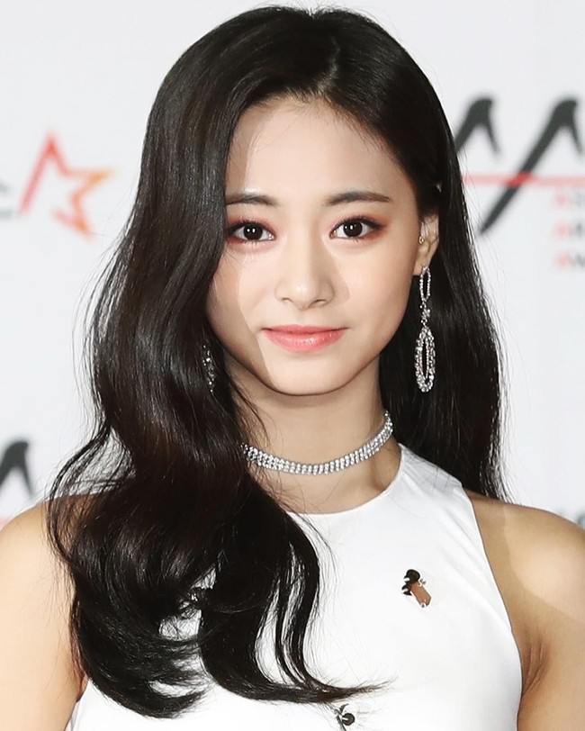 Posisi kedua ditempati Tzuyu. Wanita dengan nama lengkap Chou Tzu-yu ini tergabung dalam girlband Korea Selatan, Twice. Tzuyu sendiri berasal dari Taiwan. Foto: Dok. Instagram