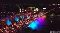 Menunggu detik-detik pergantian tahun, sejumlah musisi menghibur warga di 2 panggung di Jalan Bojong Salaman dan Madukoro.  (Foto: Angling Adhitya Purbaya/detikcom)