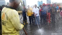 Gubernur DKI Jakarta Anies Baswedan ikut membersihkan kawasan Monas, Selasa (1/1/2019).