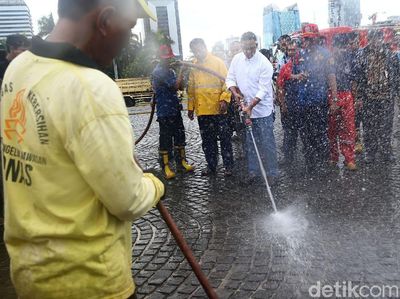 Saat Anies Ikut Semprotkan Air Bersihkan Monas