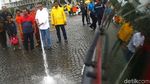 Saat Anies Ikut Semprotkan Air Bersihkan Monas