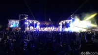 Wisatawan terlebih dulu dihibur oleh penampilan beberapa band pilihan di Taman Lumbini Kompleks Candi Borobudur sembari menunggu puncak acara (Pertiwi/detikTravel)