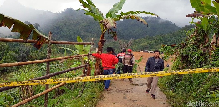 Polisi Sterilkan Akses ke Area Longsor Kampung Adat Sukabumi