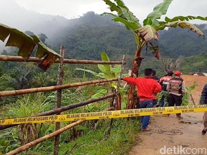 Polisi Sterilkan Akses ke Area Longsor Kampung Adat Sukabumi