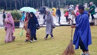 Pengunjung Monas sendiri semakin banyak.