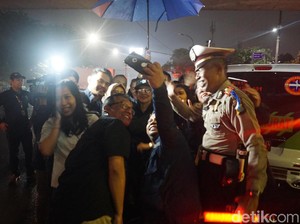 Diwarnai Gerimis, Menkes Lewatkan Tahun Baru di Bawah Flyover Tomang