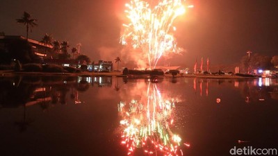 Foto: Gemerlap Kembang Api Tahun Baru 2019 di TMII