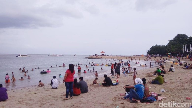 Libur Tahun Baru Pantai Sanur Ramai Wisatawan