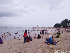 Libur Tahun Baru, Pantai Sanur Ramai Wisatawan