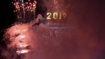 Kembang api menyala tepat pukul 00.00 di Time Square, New York, AS. Foto:  REUTERS/Darren Ornitz