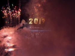 Warna-warni Kembang Api di Malam Pergantian Tahun