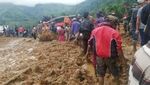 Foto: Proses Evakuasi Korban Longsor di Kampung Adat Sukabumi