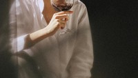 Segelas red wine jadi teman santai Anggika. Duh lirikannya bikin gagal fokus.  Foto: instagram @AnggikaBolsterli