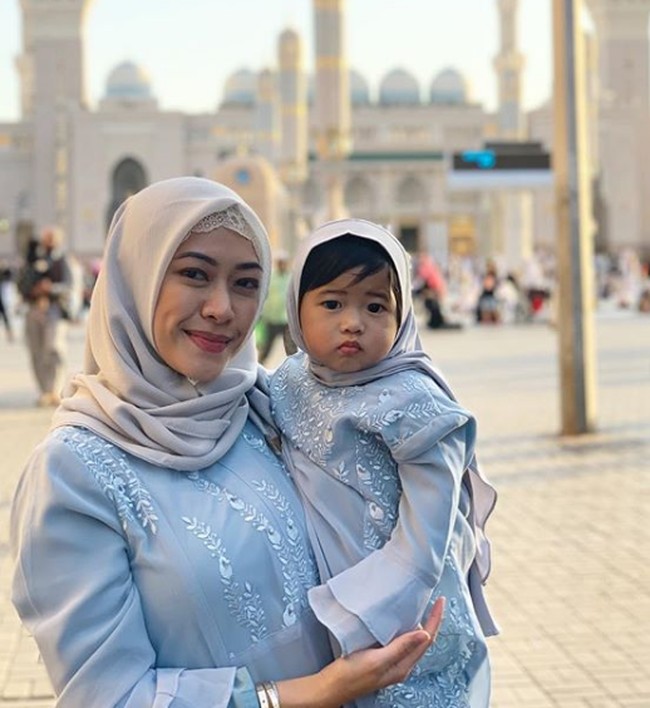 Aliya Rayasa, istri Ibas Yudhoyono melangsungkan ibadah umrah bersama suami dan tiga anaknya. Penampilannya di Tanah Suci mencuri perhatian publik. Foto: Instagram