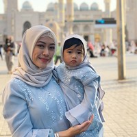 Aliya Rayasa, istri Ibas Yudhoyono melangsungkan ibadah umrah bersama suami dan tiga anaknya. Penampilannya di Tanah Suci mencuri perhatian publik. Foto: Instagram