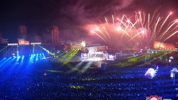 Kemeriahan kembang api pun berlangsung di Kim Il Sung Square, Pyongyang, Korea Utara. Foto: North Koreas Korean Central News Agency (KCNA). KCNA/via REUTERS Foto: Reuters