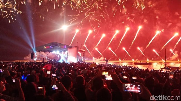 Meriahnya Kembang Api Malam Pergantian Tahun Di Monas Ancol