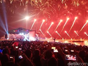 Meriahnya Kembang Api Malam Pergantian Tahun di Monas-Ancol
