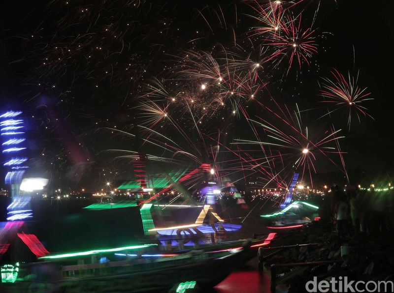 Momen pergantian tahun juga dirayakan warga di kawasan Pantai Lagoon, Ancol. Disana pesta kembang api digelar dengan semarak.