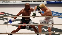 Mantan juara dunia tinju lintaskelas, Mayweather, berhadapan dengan juara MMA dan juga atlet kickboxing asal Jepang, Nasukawa, pada malam tahun baru. Mereka bertarung dalam sebuah laga eksebisi dengan aturan tinju. (REUTERS/Issei Kato)