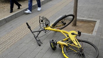 Perang harga para startup bike sharing tak terhindarkan, sebagian jadi kehabisan uang. Bluegogo yang berbasis di Tianjin dan termasuk startup sewa sepeda terbesar, bangkrut di 2017. Menyusul kemudian satu persatu mereka tumbang. Foto: Reuters