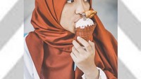 Wanita berusia 21 tahun ini juga sangat gemar makan es krim. Nyam!  Foto: Instagram@arafahrianti